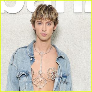 troye sivan naked|Troye Sivan goes nude to share new album track list